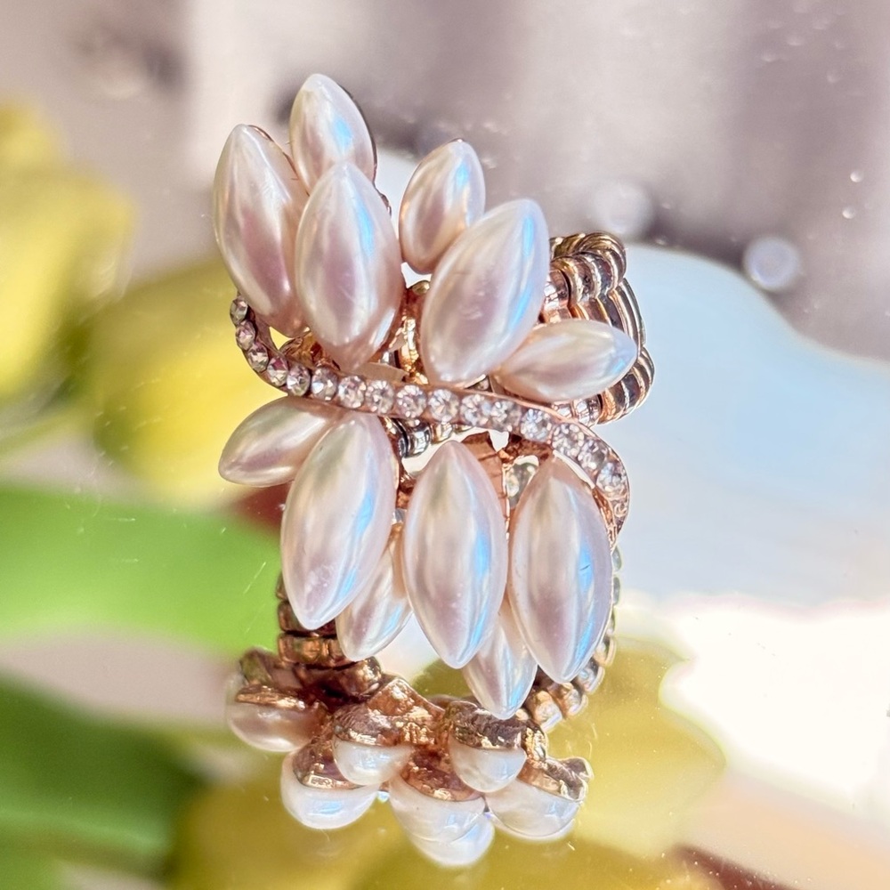 Elegant Silver and White Leaf Ring